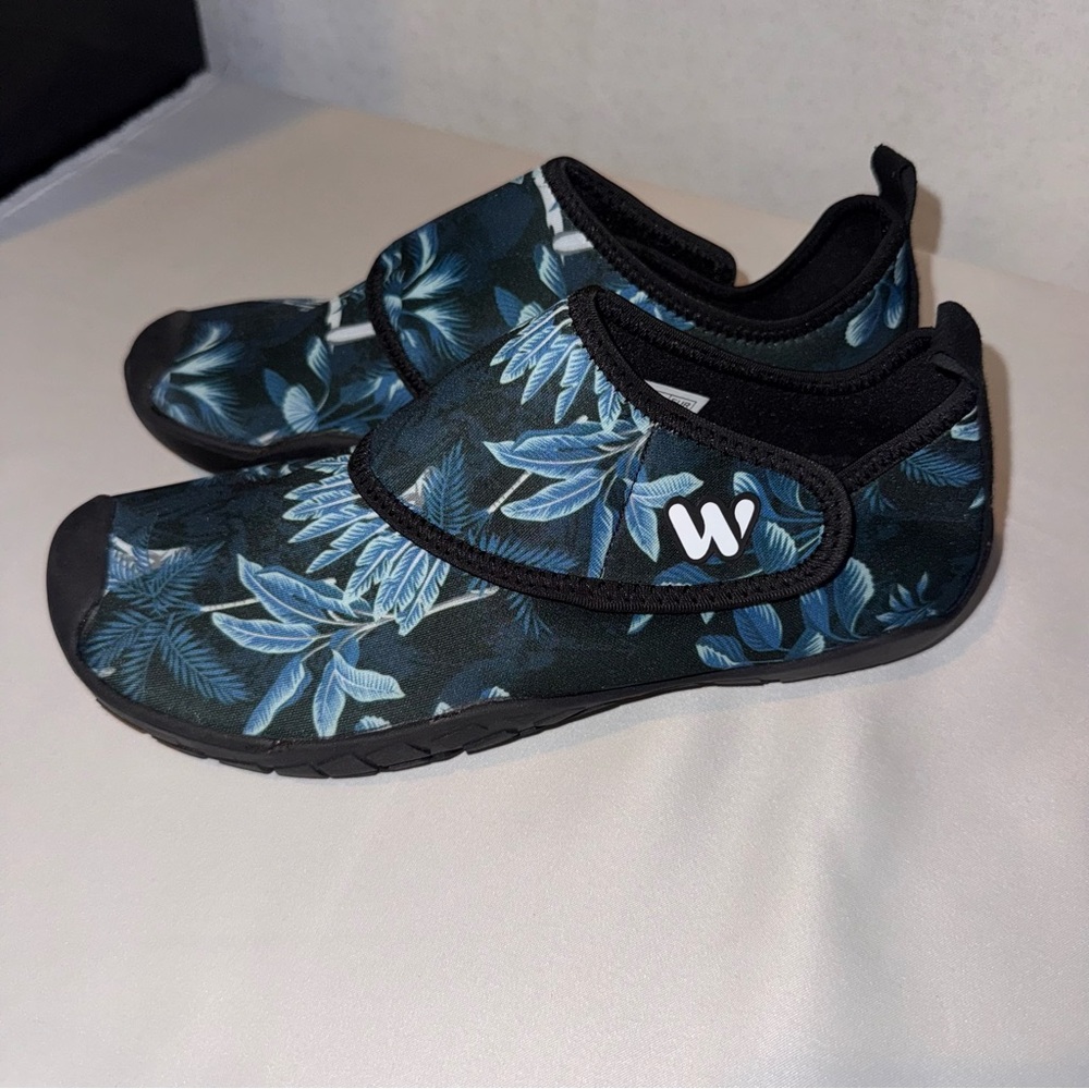 Water Run size 8 Women's Black and Blue Water Shoes